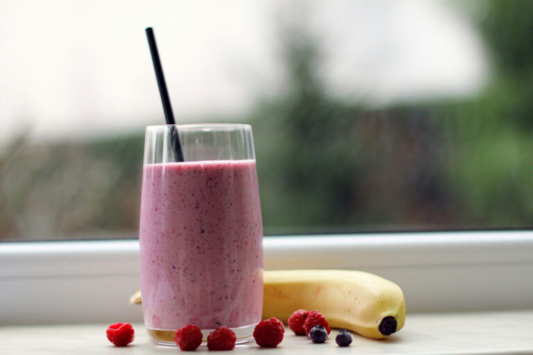 Smoothie rose aux fruits rouges et banane.