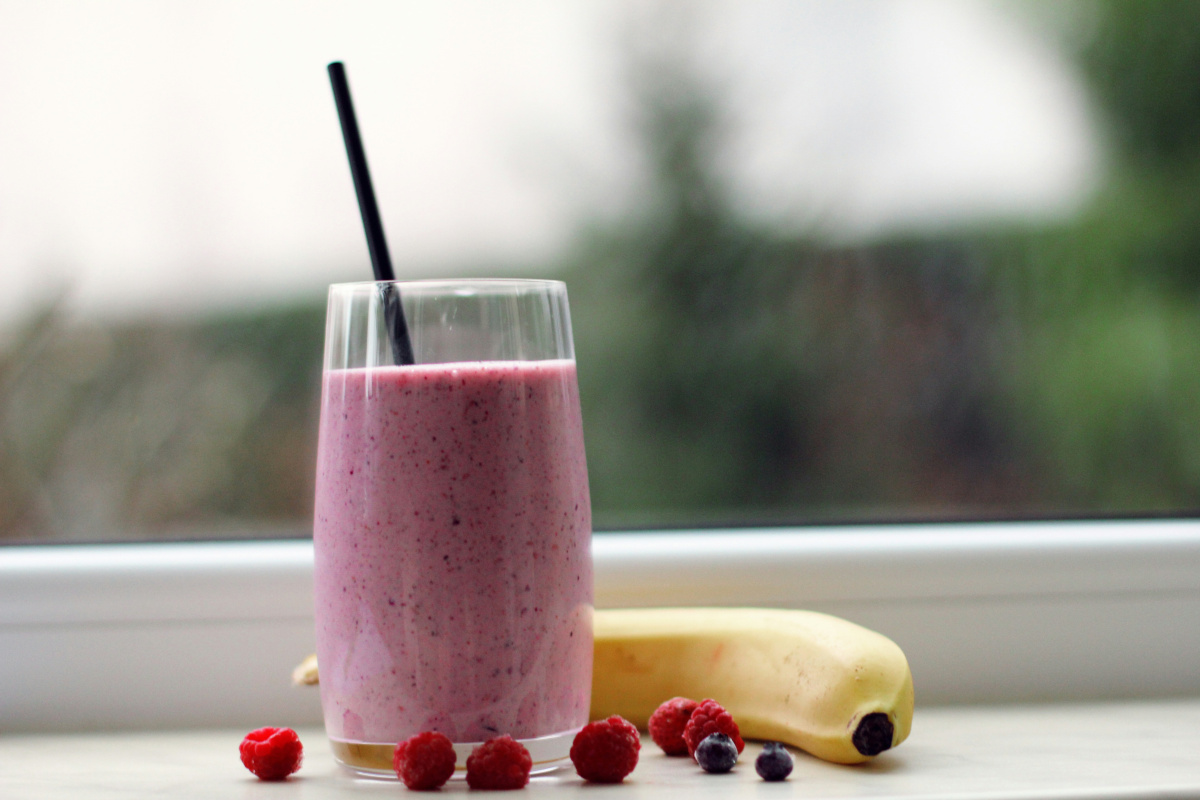 Smoothie rose aux fruits rouges et banane.