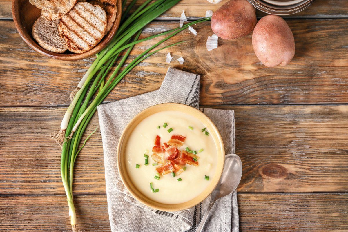 Velout&eacute; de pommes de terre cr&eacute;meux garni de bacon et de ciboule.