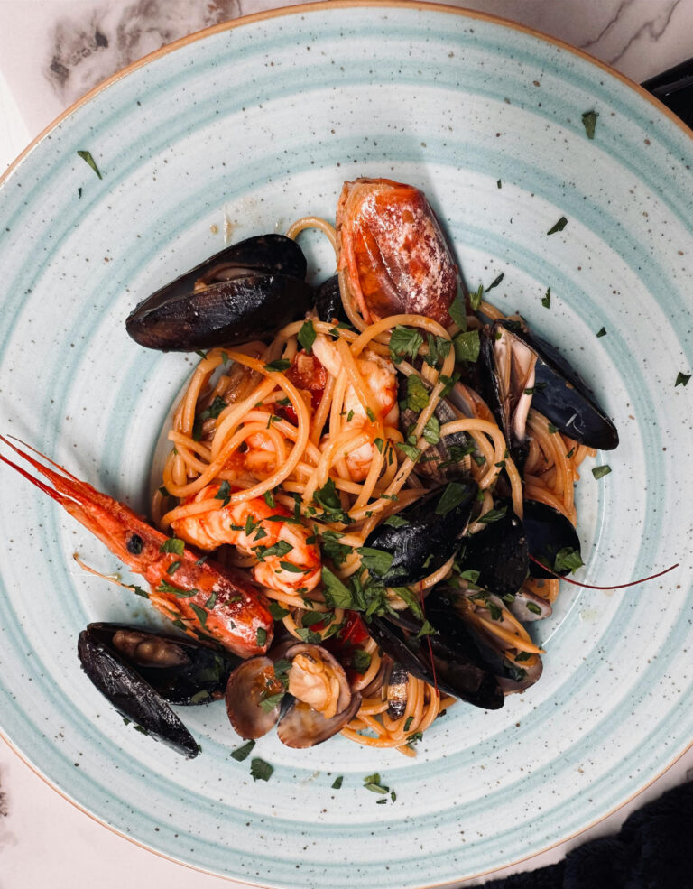 Spaghettis aux fruits de mer avec moules et langoustine.