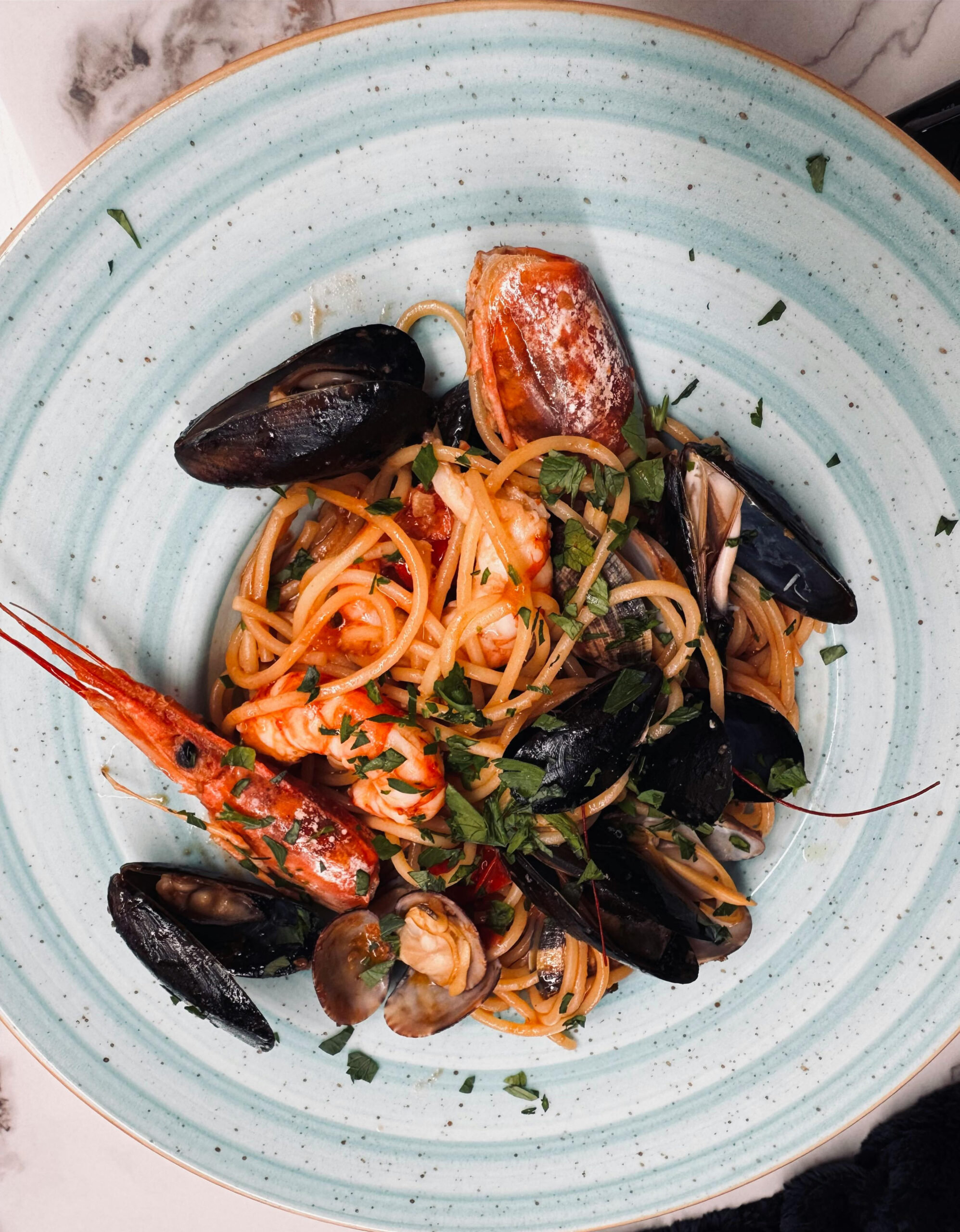 Spaghettis aux fruits de mer avec moules et langoustine.