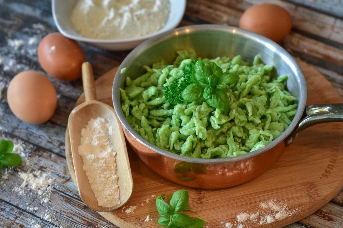 Plat de sp&auml;tzle verts au basilic frais.