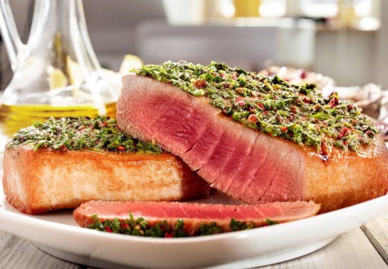 Steaks de thon mi-cuit au pesto frais.