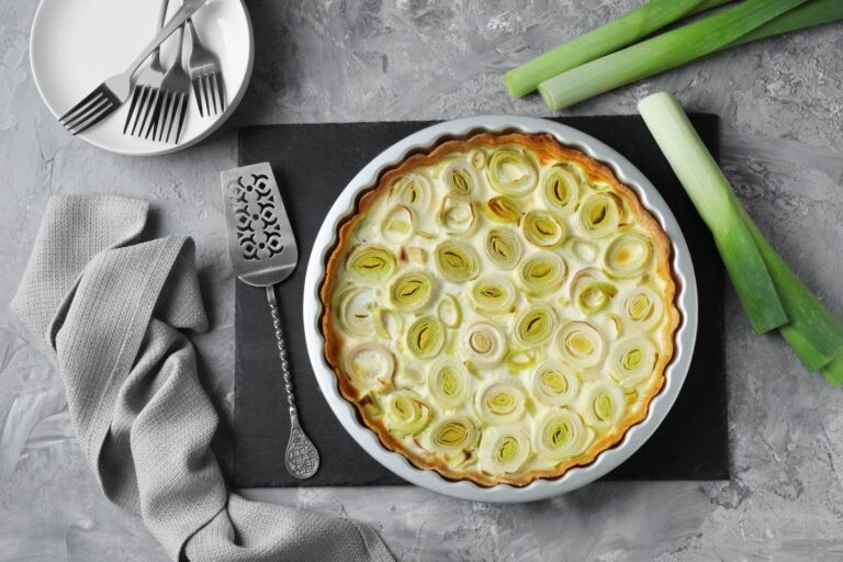 Tarte aux poireaux dorée.