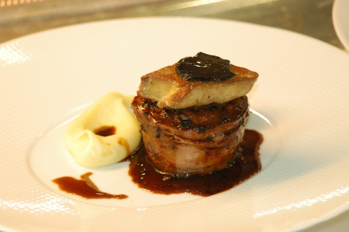 Tournedos Rossini avec foie gras, truffe et pur&eacute;e de pommes de terre.