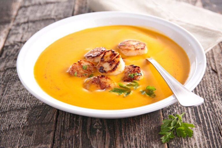 Velouté de potiron onctueux garni de noix de Saint-Jacques poêlées.