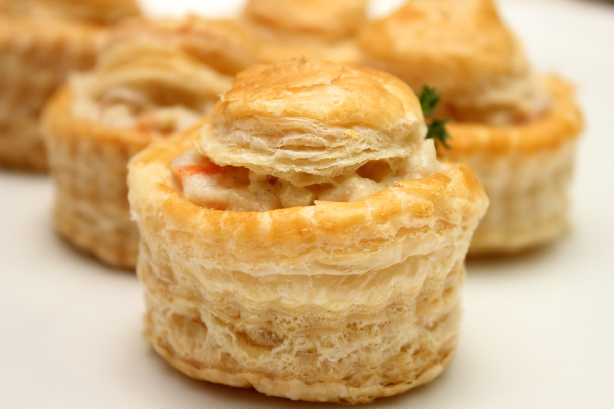 Gros plan sur un vol-au-vent aux crevettes avec sa pâte feuilletée dorée.