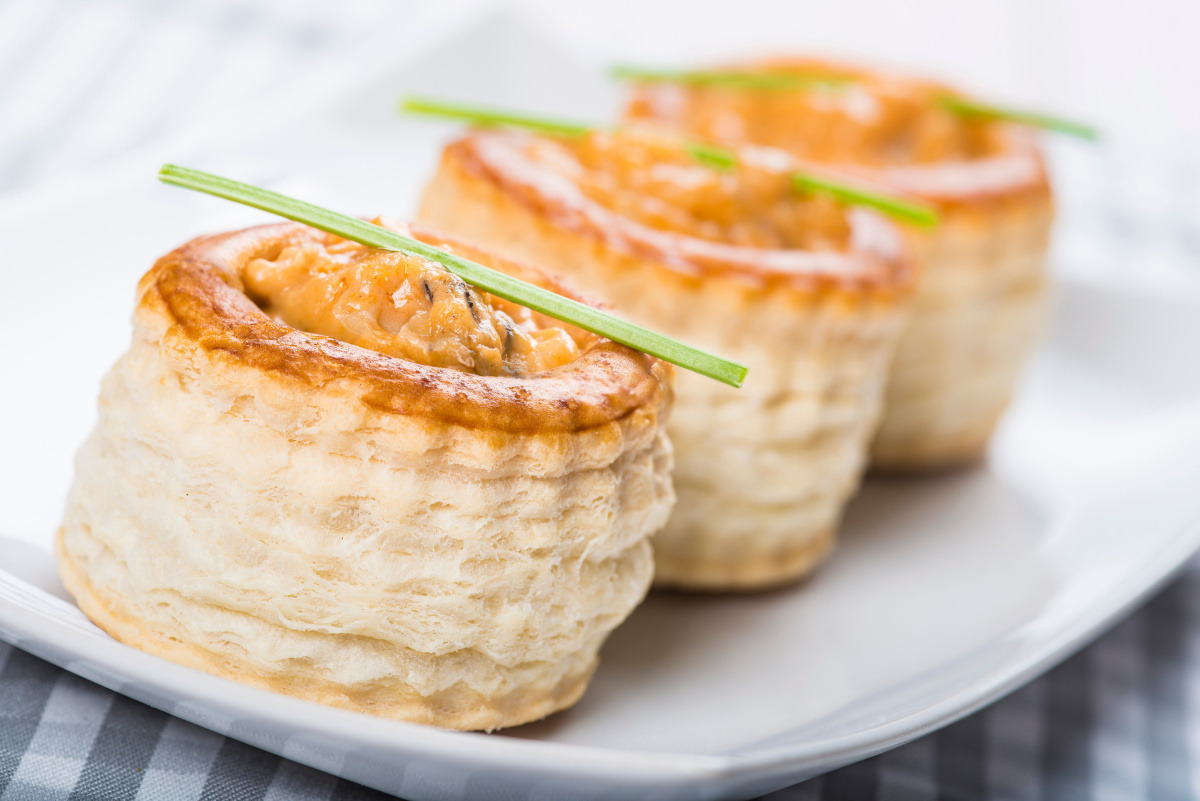 Trois vol-au-vents garnis d'une préparation aux fruits de mer.