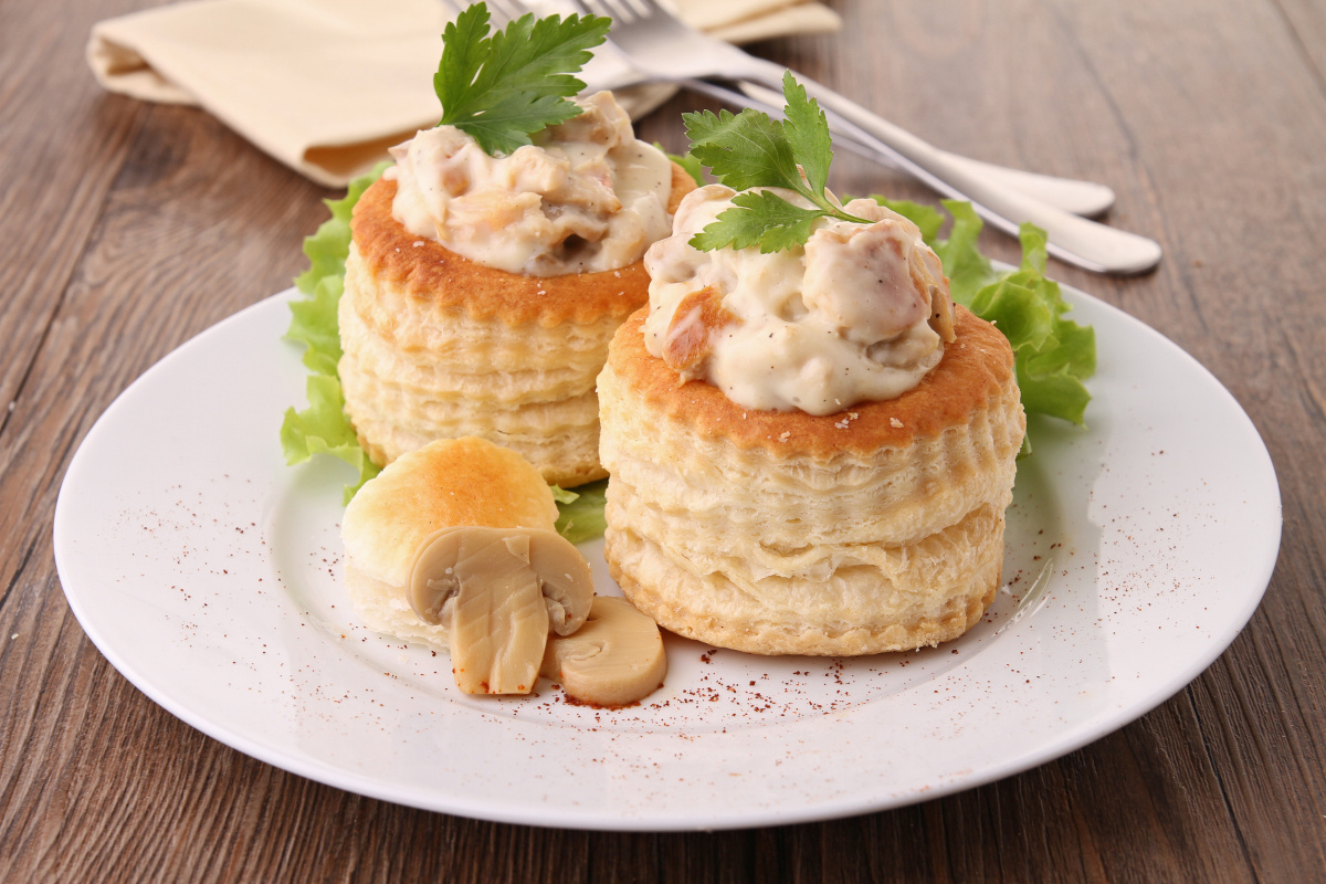 Deux vol-au-vent au poulet et champignons d&eacute;cor&eacute;s de persil.