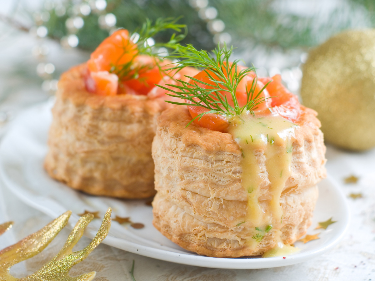Deux vol-au-vents au saumon fum&eacute;, garnis d'aneth et de sauce.
