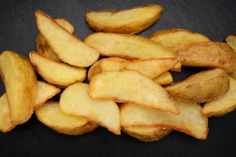 Wedges de pommes de terre dorées.