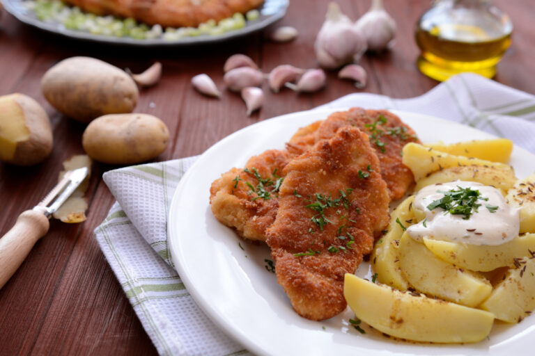 Assiette de Wiener schnitzel avec pommes de terre à la crème et au persil.