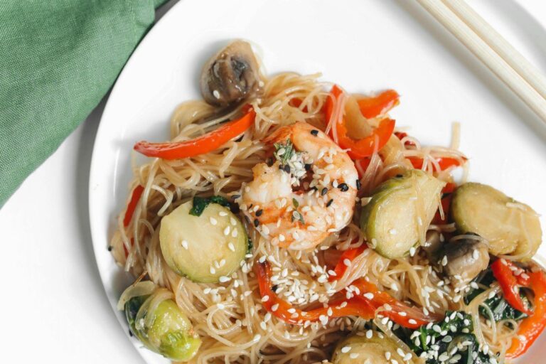Wok de vermicelles aux crevettes et légumes frais.