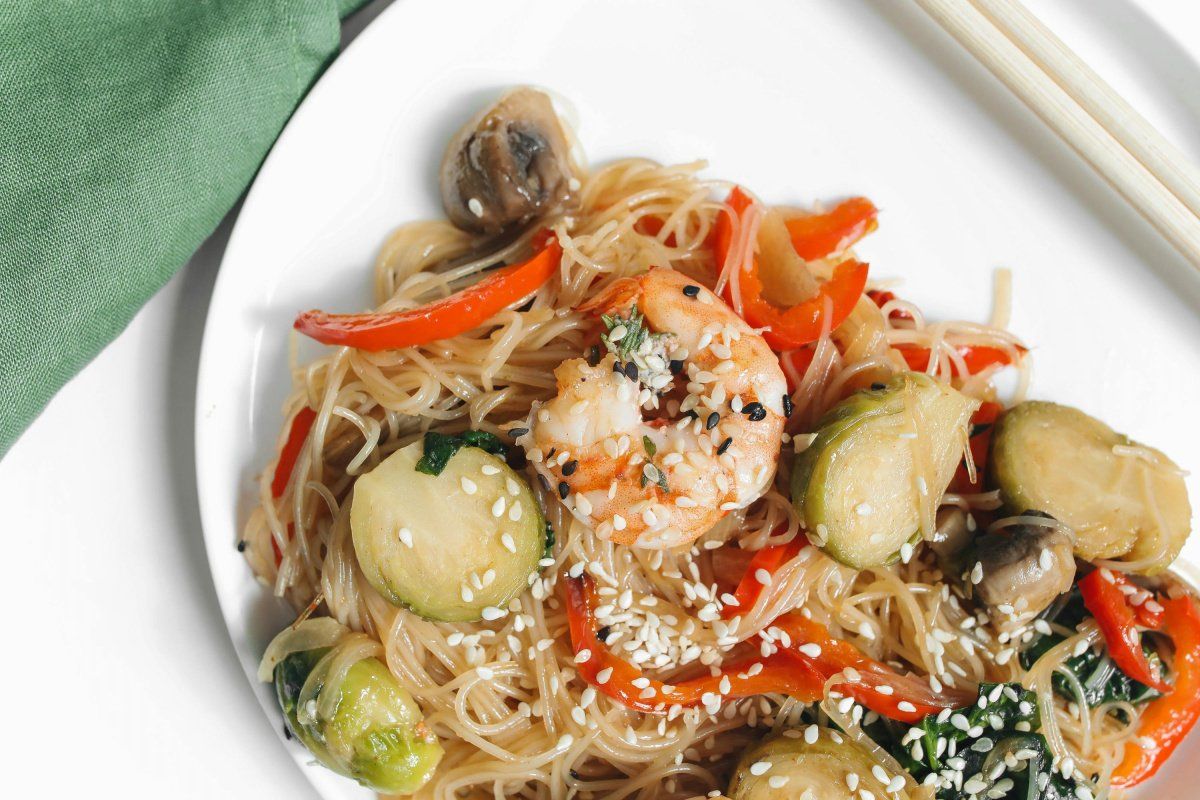 Wok de vermicelles aux crevettes et l&eacute;gumes frais.