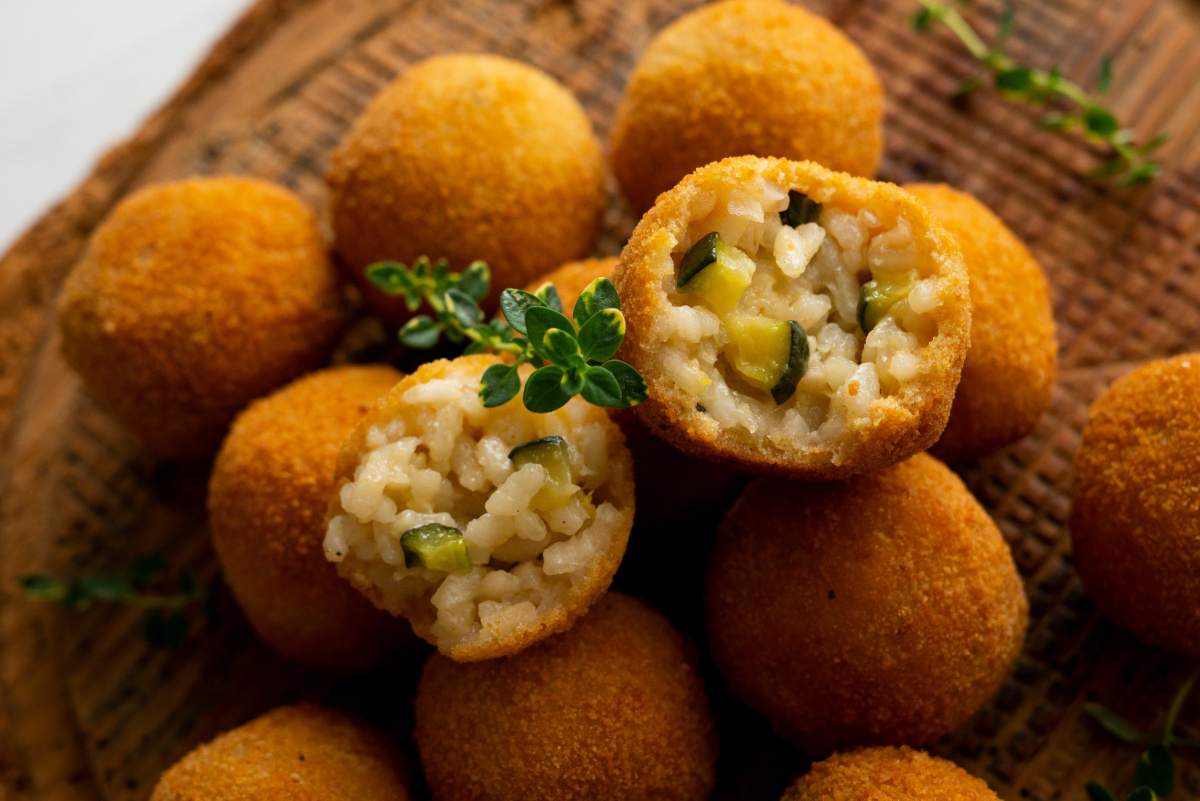 Arancini siciliens dor&eacute;s, farcis au riz et &agrave; la courgette.