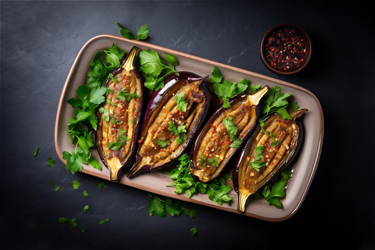Plat d'aubergines r&ocirc;ties au four garnies de persil frais.
