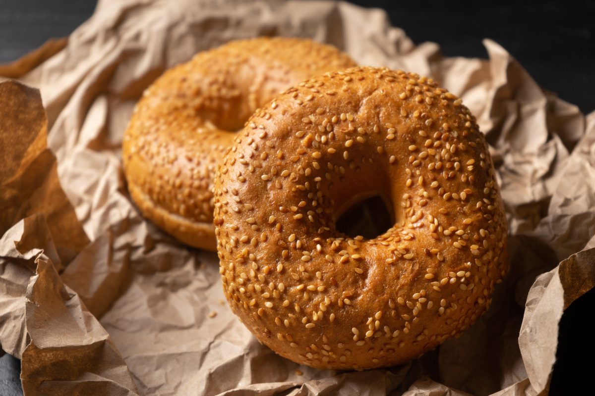 Bagels dor&eacute;s aux graines de s&eacute;same.
