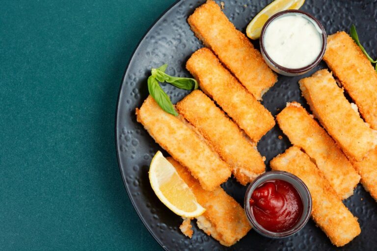 Bâtonnets de poisson panés croustillants servis avec sauces et citron.