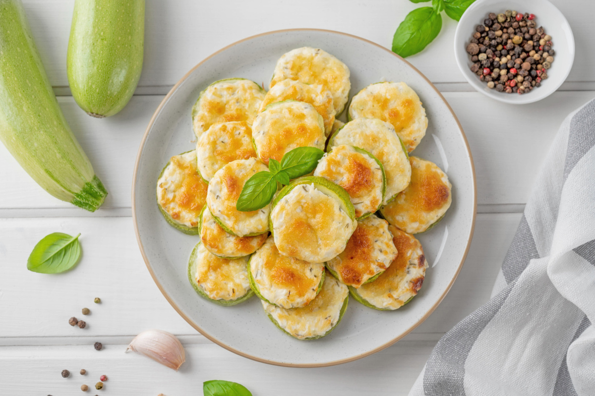 Rondelles de courgettes gratin&eacute;es au fromage.