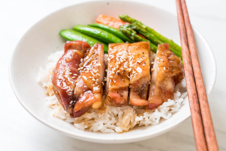 Bol de riz au poulet teriyaki, servi avec des asperges et pois gourmands.