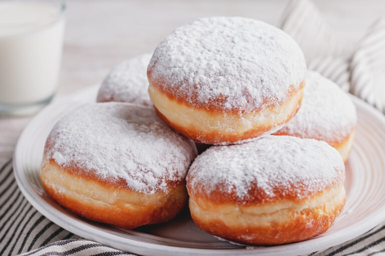 Boules de Berlin saupoudrées de sucre glace.