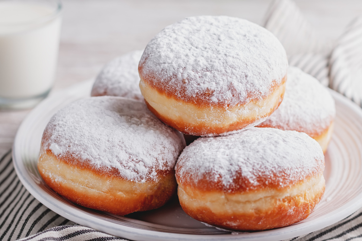 Boules de Berlin saupoudr&eacute;es de sucre glace.