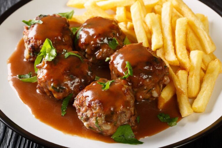 Boulets à la liégeoise en sauce, servis avec des frites.