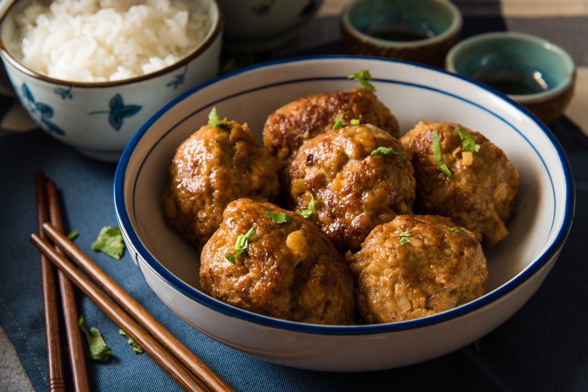 Boulettes de viande asiatiques, servi avec du riz blanc.