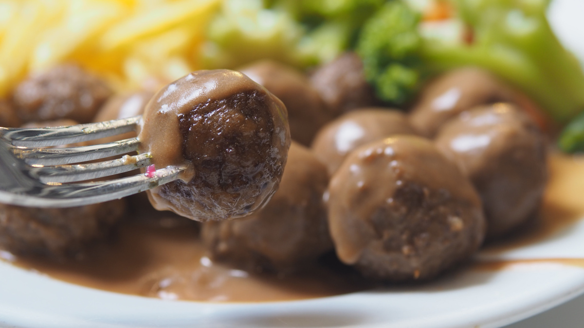 Gros plan sur des boulettes de viande en sauce.