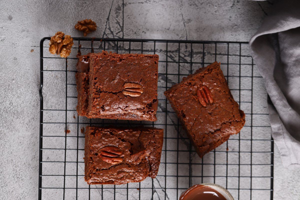 Carr&eacute;s de brownie aux noix de p&eacute;can.