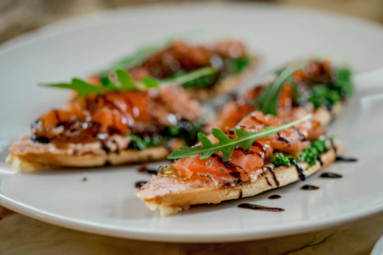 Bruschettas au saumon fumé et roquette.