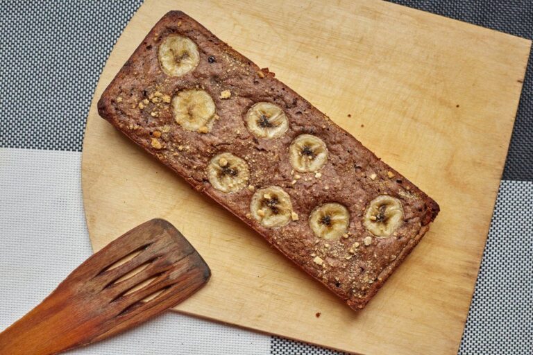 Cake au chocolat et banane avec rondelles de banane.