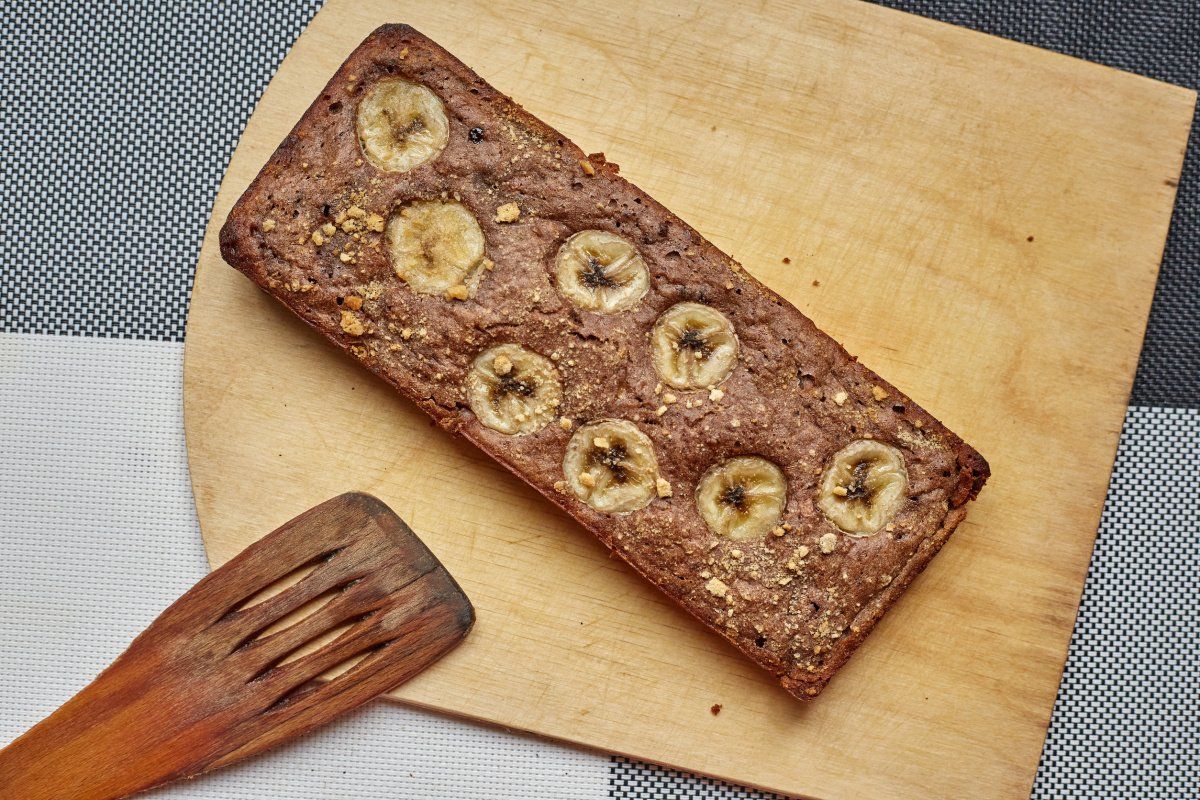 Cake au chocolat et banane avec rondelles de banane.