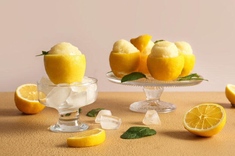 Sorbets au citron servis dans des coques de citrons.