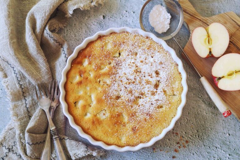 Clafoutis aux pommes, recouvert de sucre glace et de praliné