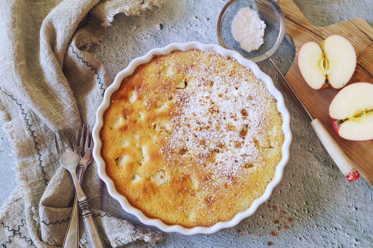 Clafoutis aux pommes, recouvert de sucre glace et de pralin&eacute;