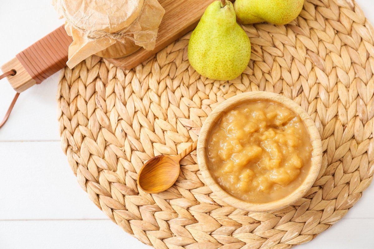 Bol en bois de compote de poire maison.