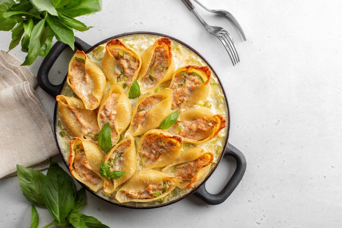 Plat de conchiglioni farcis au saumon et courgette, gratin&eacute;s dans une sauce cr&eacute;meuse.