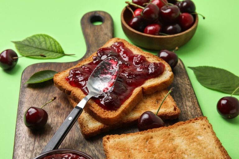 Toasts à la confiture de cerise.