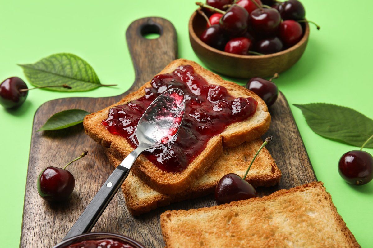 Toasts &agrave; la confiture de cerise.