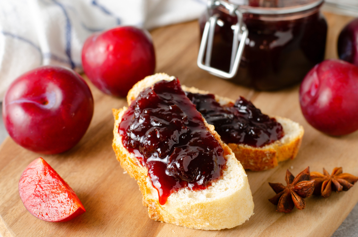 Tartines de confiture de prunes maison.