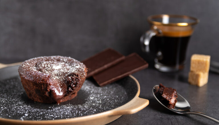 Coulant au chocolat sur une, saupoudré de sucre glace.