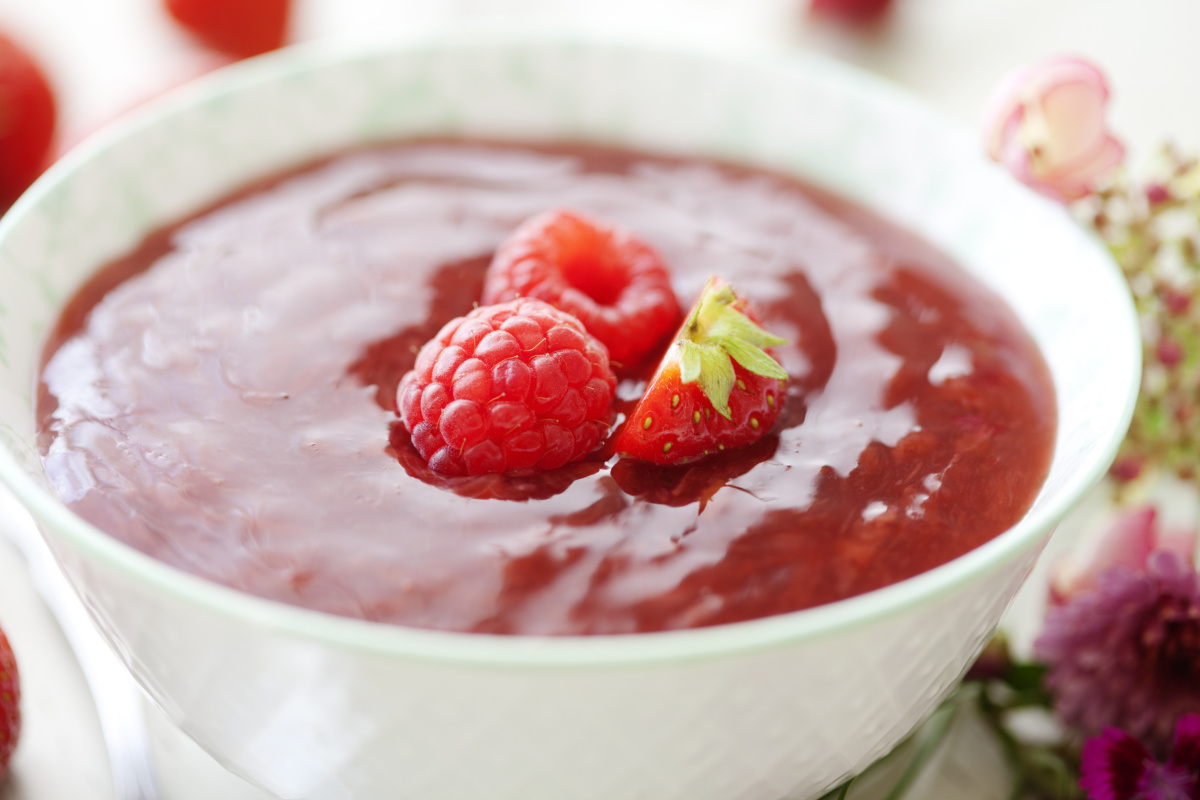 Coulis de fruits rouges d&eacute;cor&eacute; de framboises et d'une fraise.