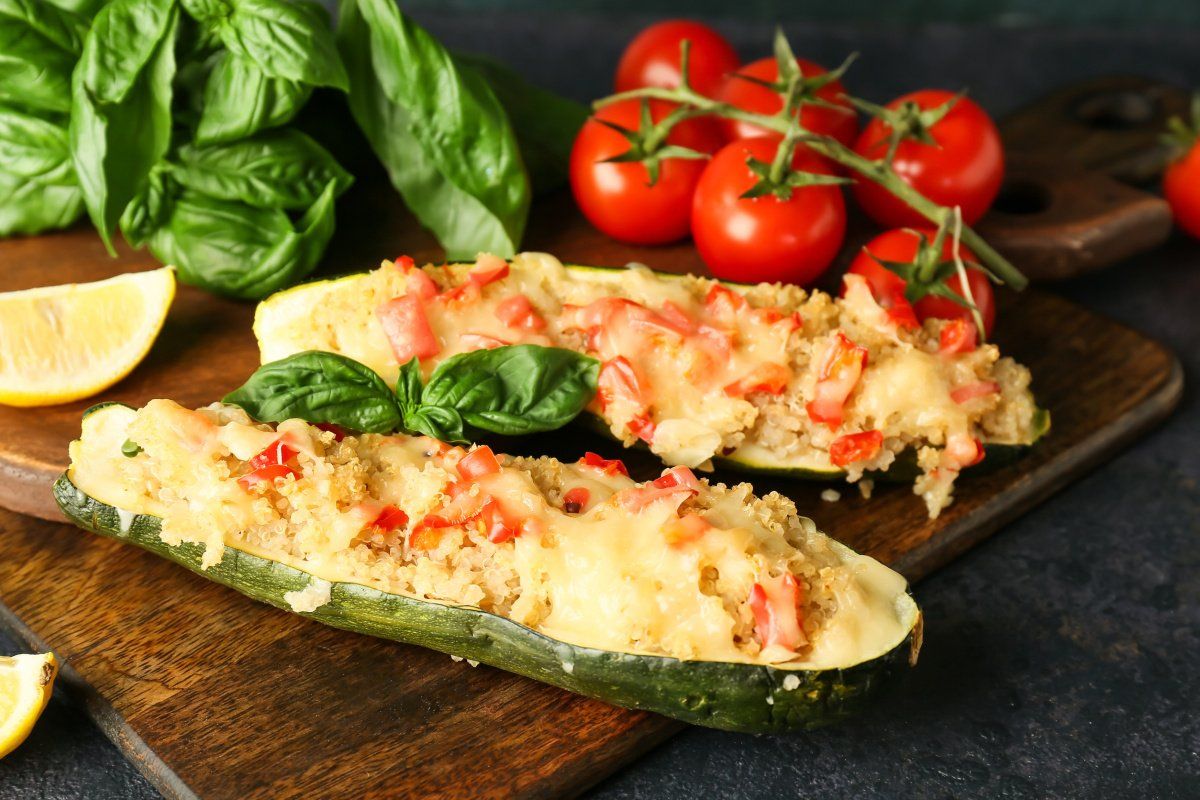 Courgettes farcies au quinoa tomate et gratin&eacute;es au fromage.