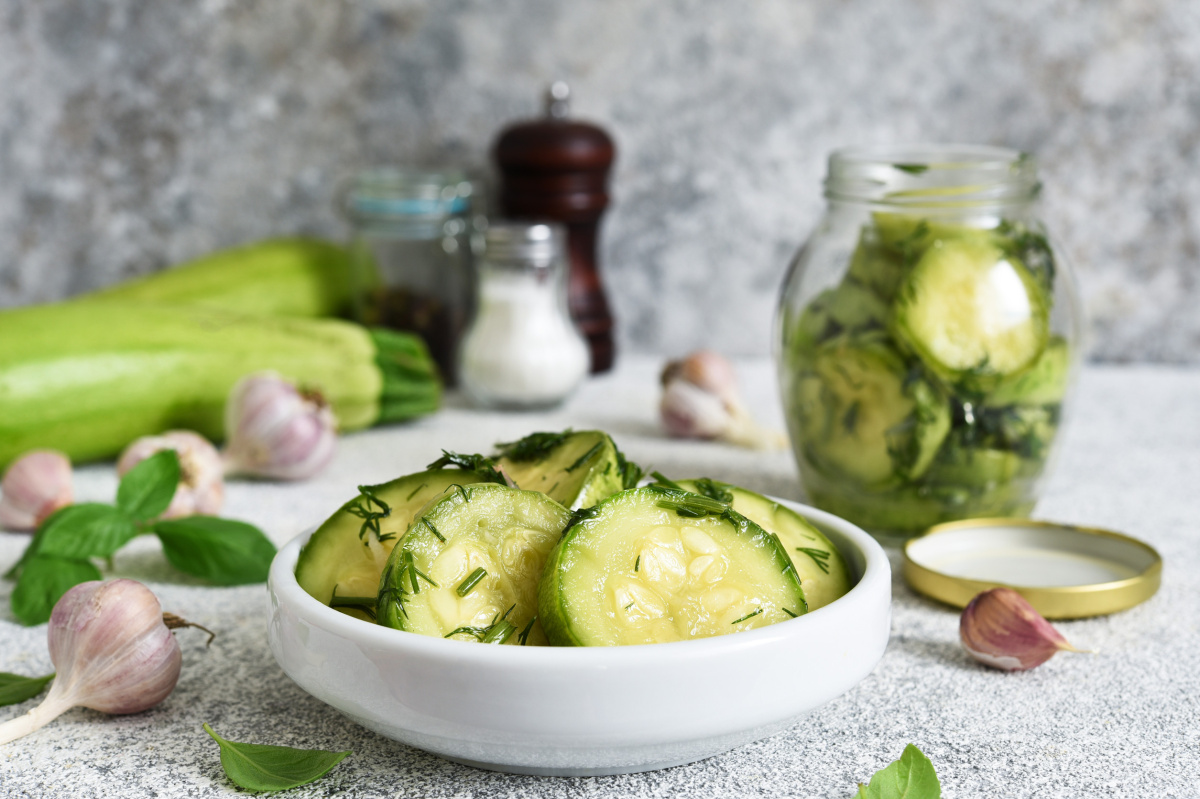 Courgettes marinées à l'aneth et à l'ail avec ingrédients frais.