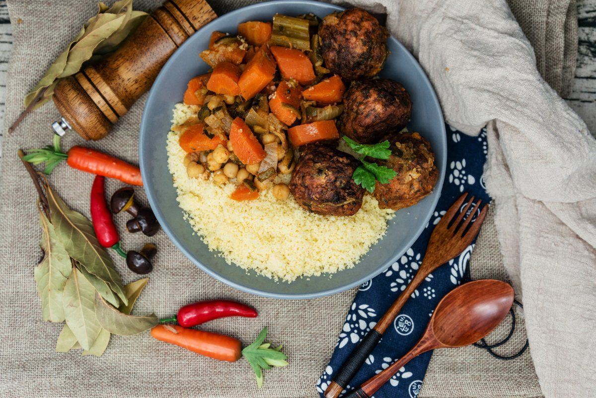 Plat de couscous marocain avec boulettes de viande et l&eacute;gumes.