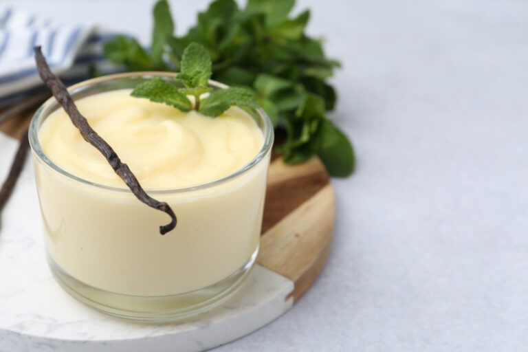 Crème à la vanille servi dans un verre.