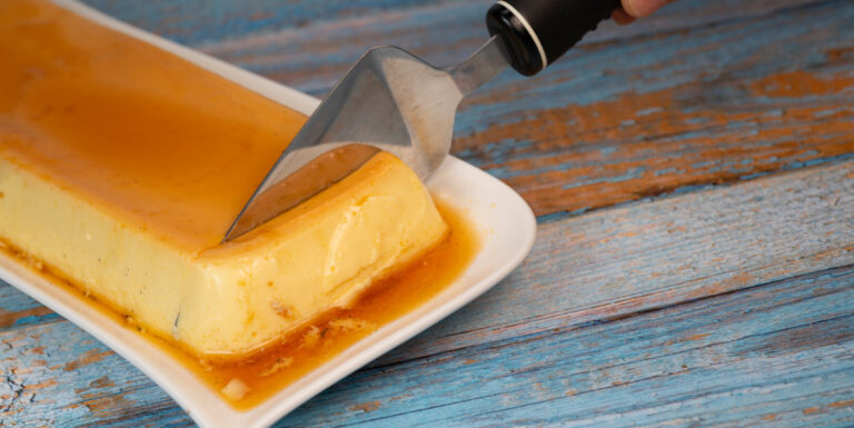 Part de crème caramel à la vanille.