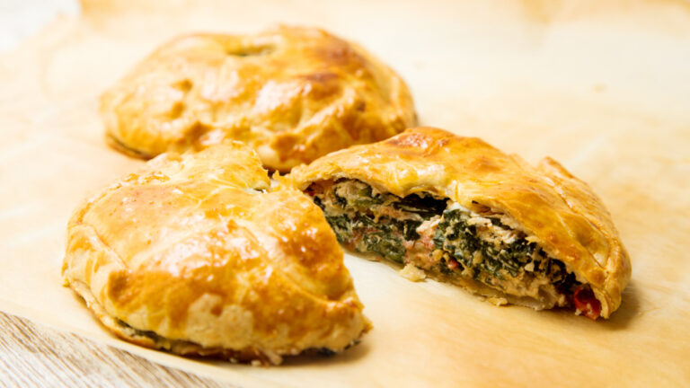 Empanadas dorés à la ricotta et aux épinards