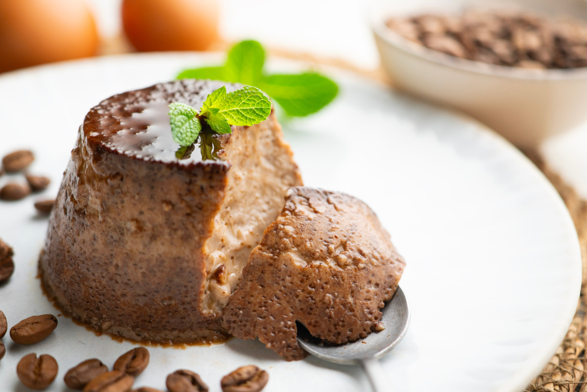 Flan au chocolat et caf&eacute;, d&eacute;cor&eacute; de menthe fra&icirc;che.